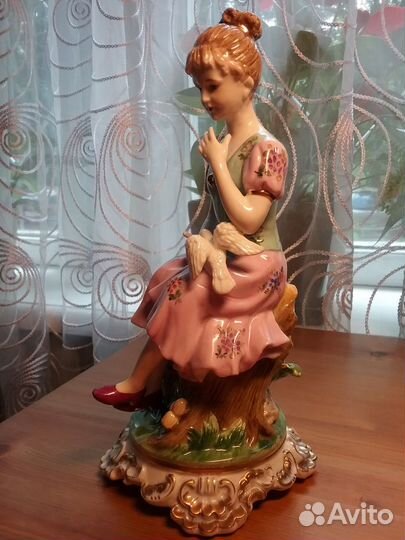 Старинная статуэтка