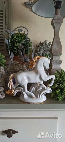 Винтажная фарфоровая статуэтка