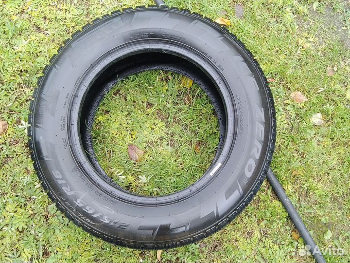 Pirelli Ice Zero 215/65 R16