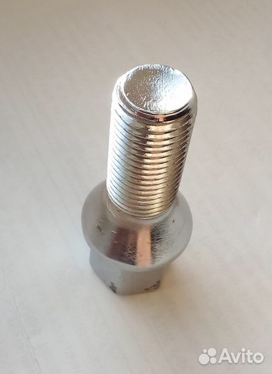 Болт колёсный