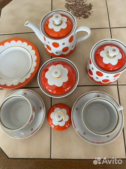 Чайник большой, чашки с блюдцами в горошек