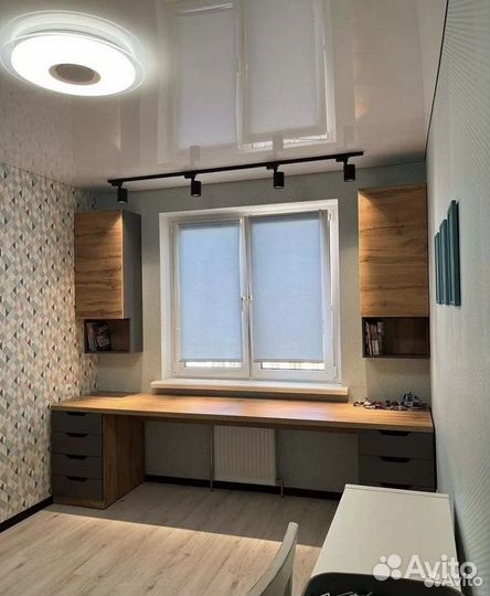 Рабочая зона у окна со шкафом