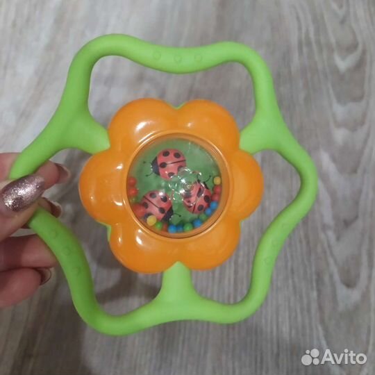 Погремушки и развивающие игрушки для малыша