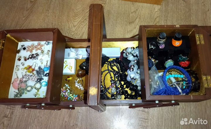 Шкатулка для украшений вместительная