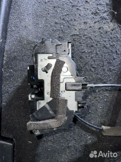 Замок задней право двери Nissan Qashqai j11