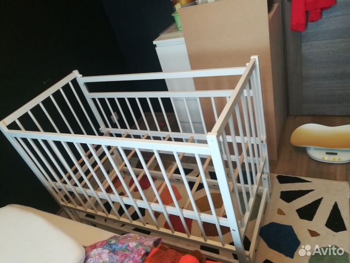 Детская кроватка для новорожденных с маятником