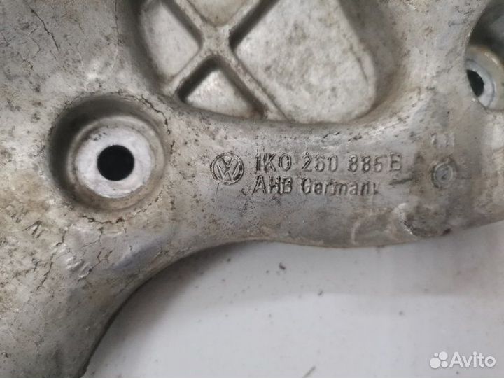 Кронштейн компрессора кондиционера Volkswagen