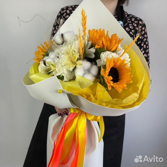 Букет с подсолнухами и хризантемами