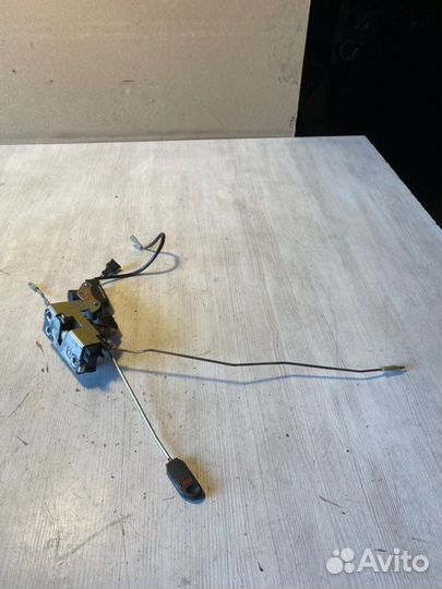 Замок двери передний правый Chevrolet Niva
