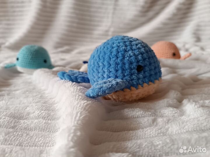 Вязаные киты в ассортименте