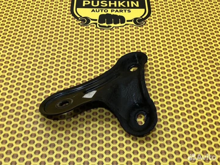 Кронштейн подрамника передний правый Hyundai I30