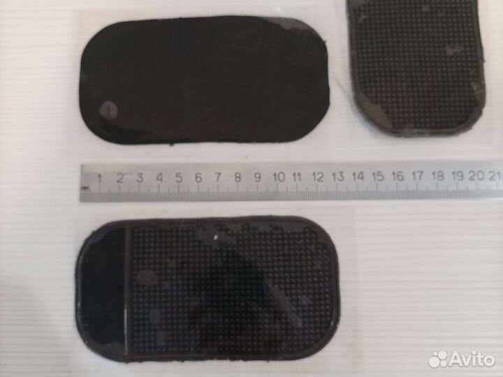 Коврики для телефона на торпеду