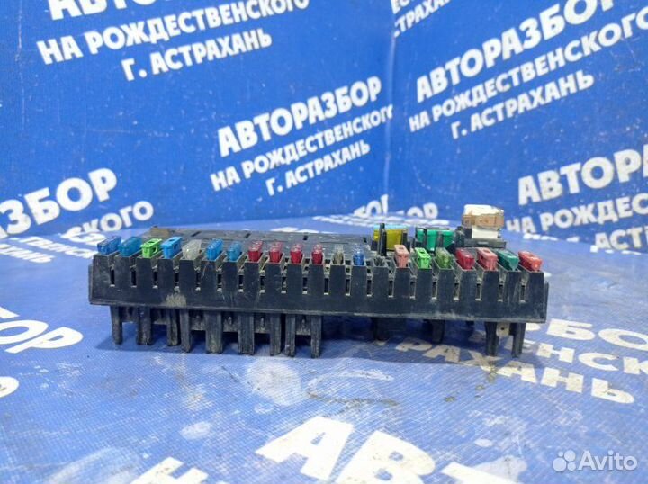 Блок предохранителей Audi 80 седан 1990