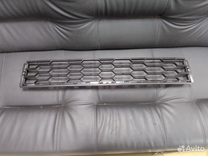 Решётка в передний бампер Volkswagen Passat B7