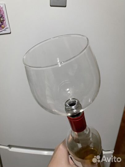 Бокал вставляющийся в бутылку вина