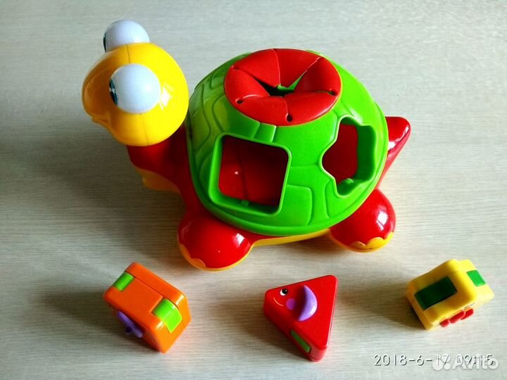 Каталка черепашка-сортер с подарком