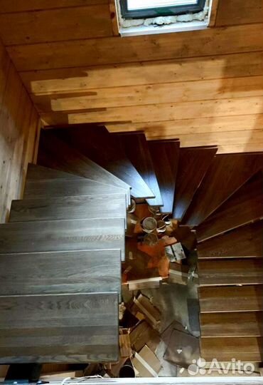 Лестница на металлокаркасе закрытого типа