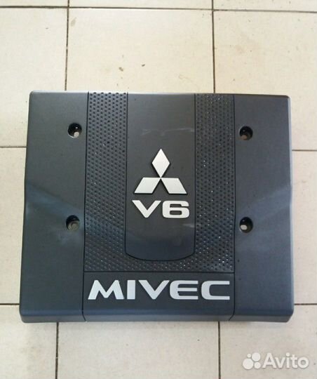 Декоративная крышка двигателя Mitsubishi Pajero 4