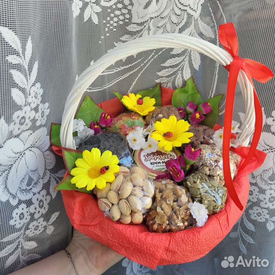 Корзинка с орехами, сухофруктами и цветами