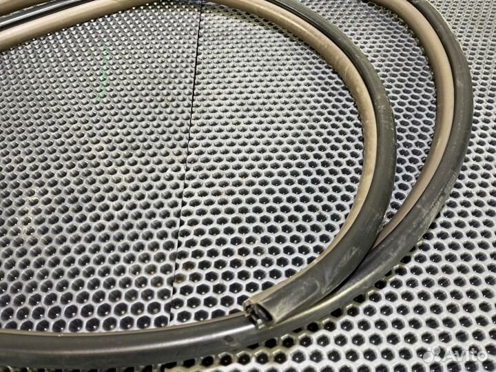 Уплотнитель дверного проема лев. перед. Lexus GX46