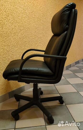 Офисное кожаное кресло руководителя