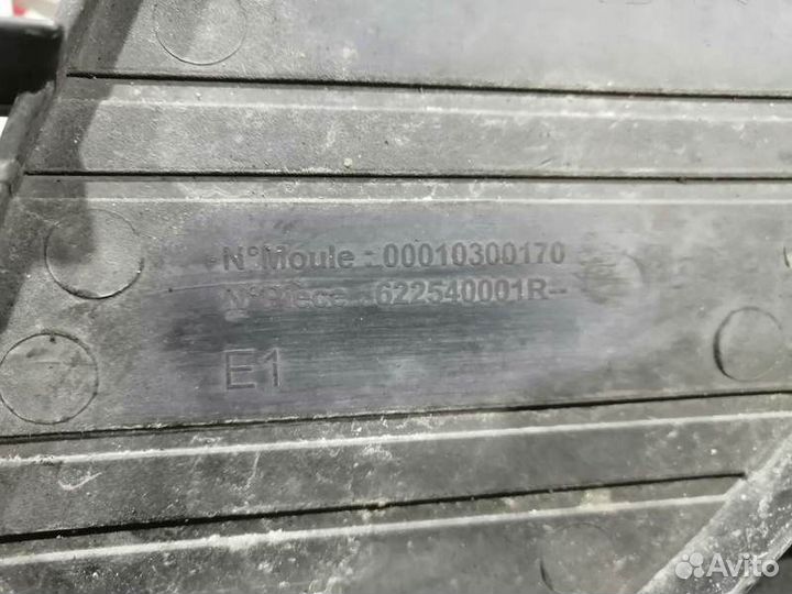 Решетка в бампер центральная Renault Megane 3