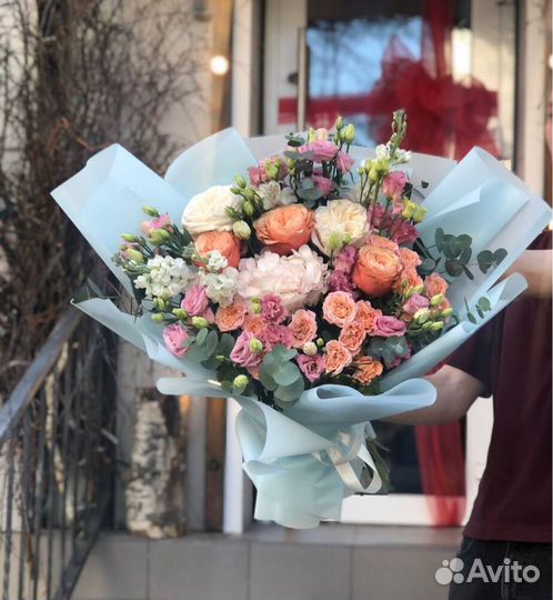 Букеты с ранункулюсами и ромашками. Доставка