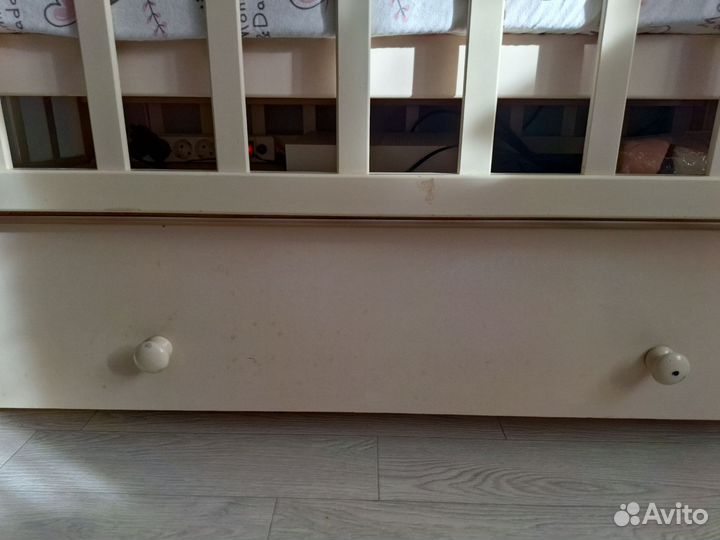 Детская кроватка с маятником и ящиком