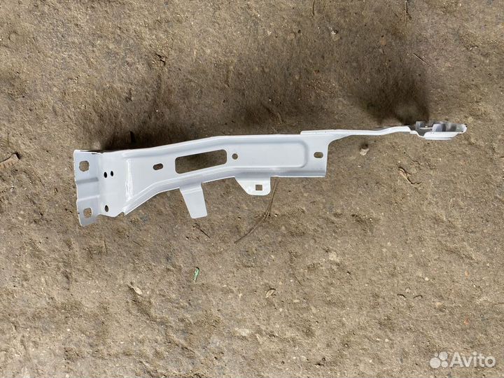 Кронштейн крыла передний Audi A4 5 B9