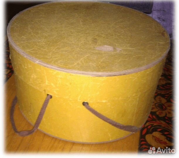 Старенькая картонная шляпная коробка