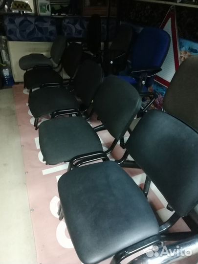 Компьютерное кресло и стулья