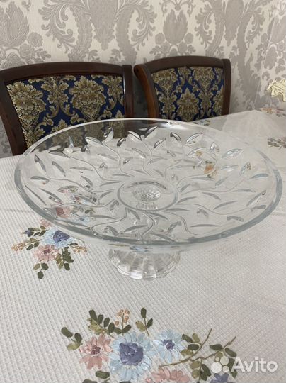 Ваза для фруктов на ножке