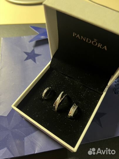 Пуссеты серьги Логомания Pandora