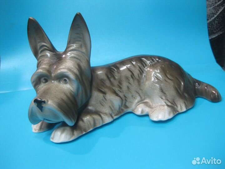 Статуэтка фарфоровая