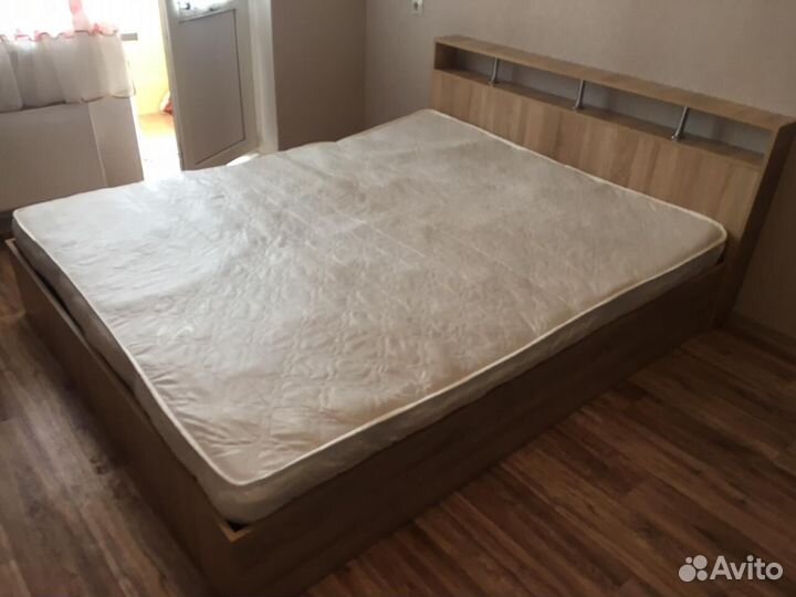 Кровать с матрасом