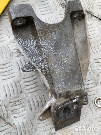 Кронштейн двигателя Bmw X6M E71 S63B44A 2009