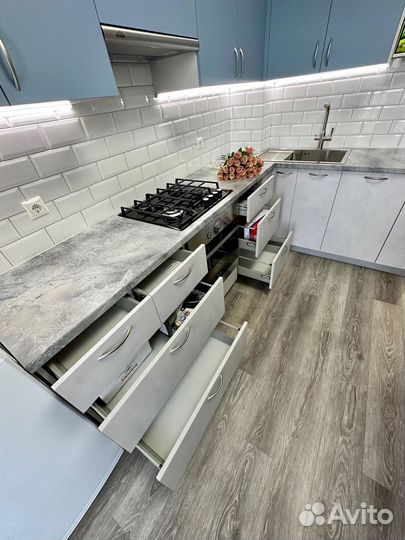 Угловая кухня под потолок на заказ