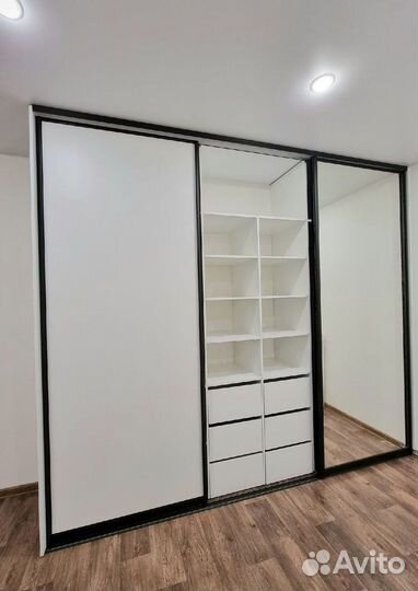 Зеркальный шкаф