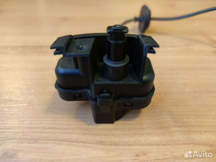 Замок лючка бензобака Тигуан