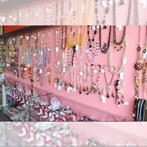 Витрина магазина бижутерии. Магазин украшений и бижутерии. Витрина для бижутерии. Магазин украшений и бижутерии. Магазин бижутерии в москве.