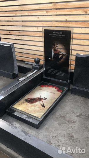 Памятник из камня и стекла. Фотостелы Фотоцветники