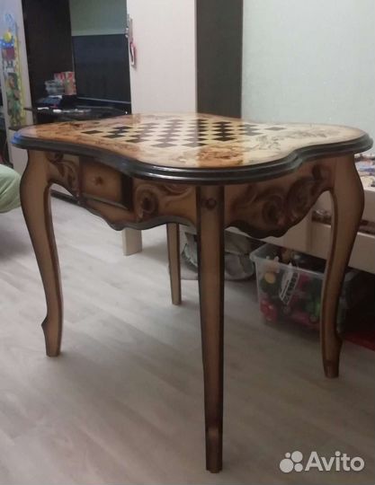 Шахматный стол и фигуры