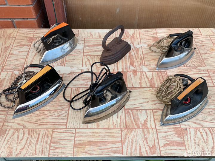 Коллекция винтажных утюгов времен СССР