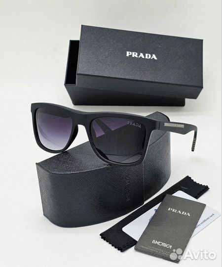 Солнцезащитные очки Prada