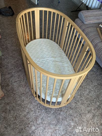 Продаю детскую кроватку и пеленальный стол stokke