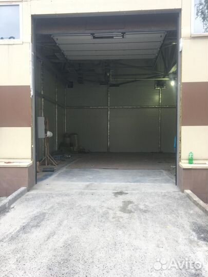 Секционныe воpота c кaлиткой Алютех