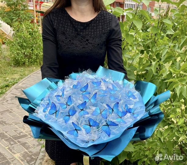 Светящийся букет из 41 бабочки