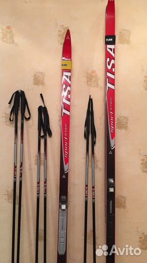 Беговые лыжи с ботинками и лыж. Палками