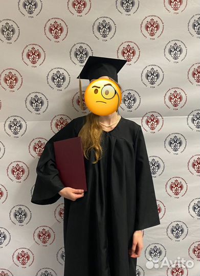 Мантия бакалавла с шапочкой