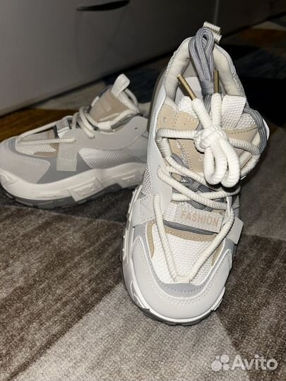 Кроссовки женские новые